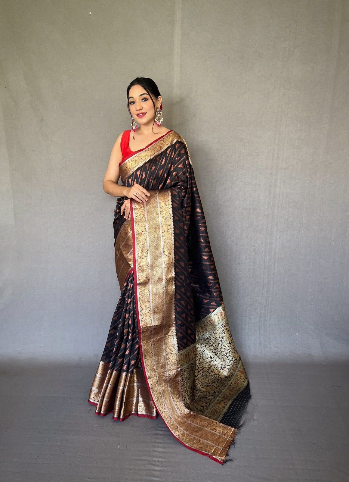 RICH AND INTRICATELY RANI PINK COLOR JACQUARD CONTRAST SILK SAREE