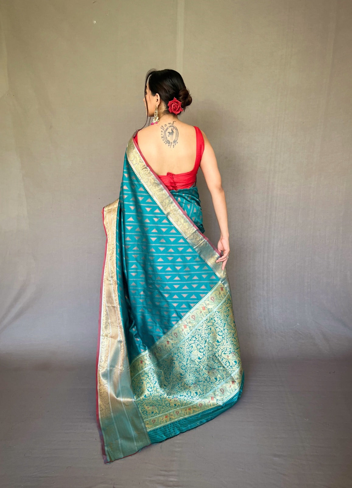 RICH AND INTRICATELY RANI PINK COLOR JACQUARD CONTRAST SILK SAREE