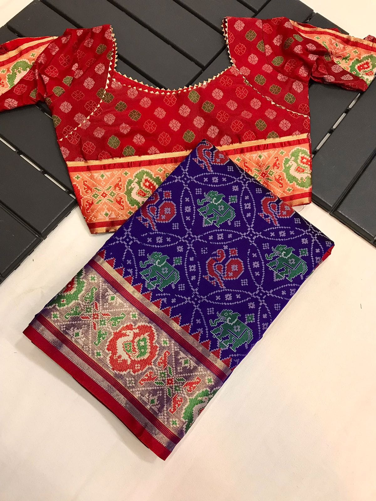 RED & GREEN COLOR MEENAKARI PATOLA WEAVING PETTERNS SAREE