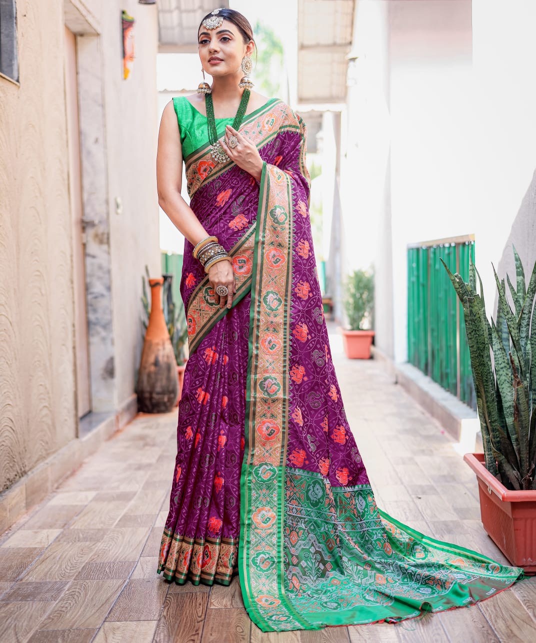 RED & GREEN COLOR MEENAKARI PATOLA WEAVING PETTERNS SAREE