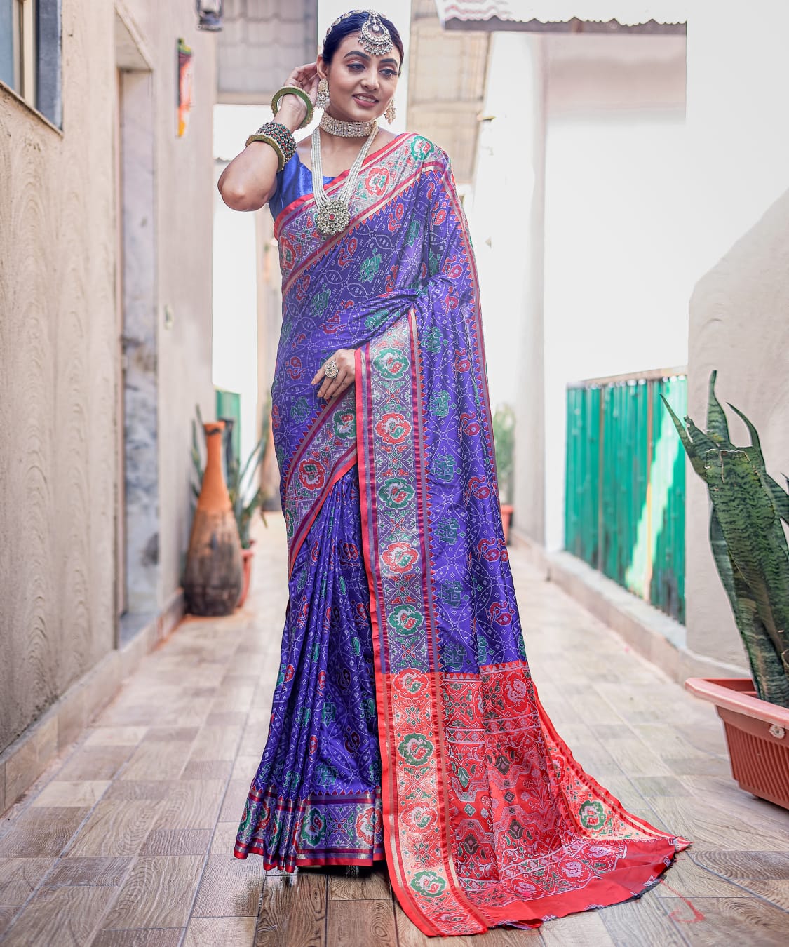 RED & GREEN COLOR MEENAKARI PATOLA WEAVING PETTERNS SAREE
