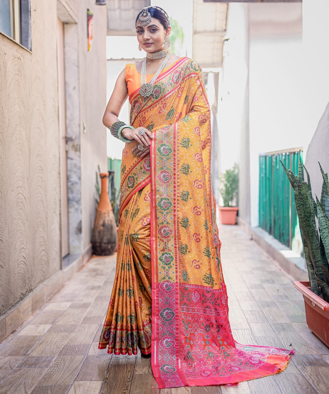 RED & GREEN COLOR MEENAKARI PATOLA WEAVING PETTERNS SAREE