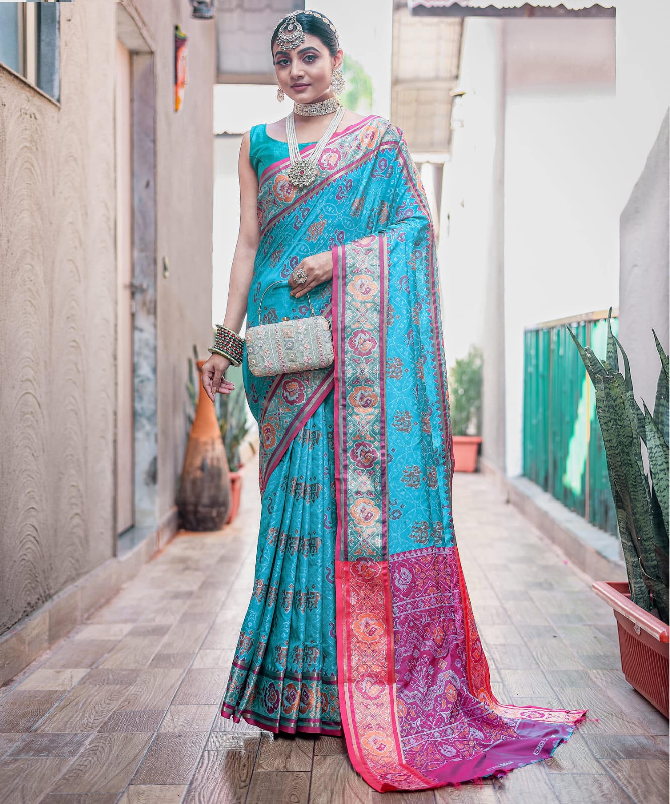 RED & GREEN COLOR MEENAKARI PATOLA WEAVING PETTERNS SAREE