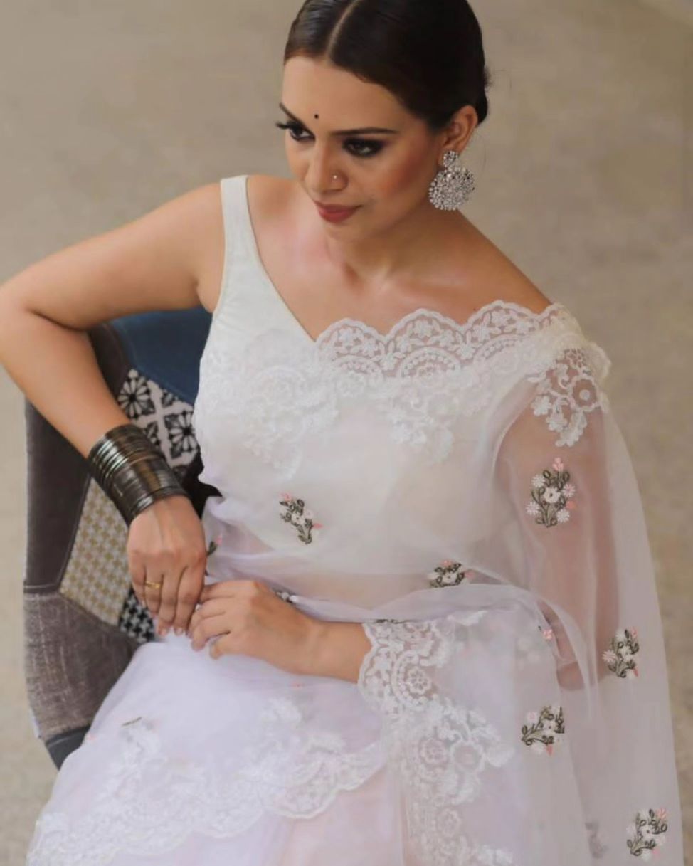 WHITE COLOR MONO DIAMOND SILK WITH MALLTI THEAD SAREE