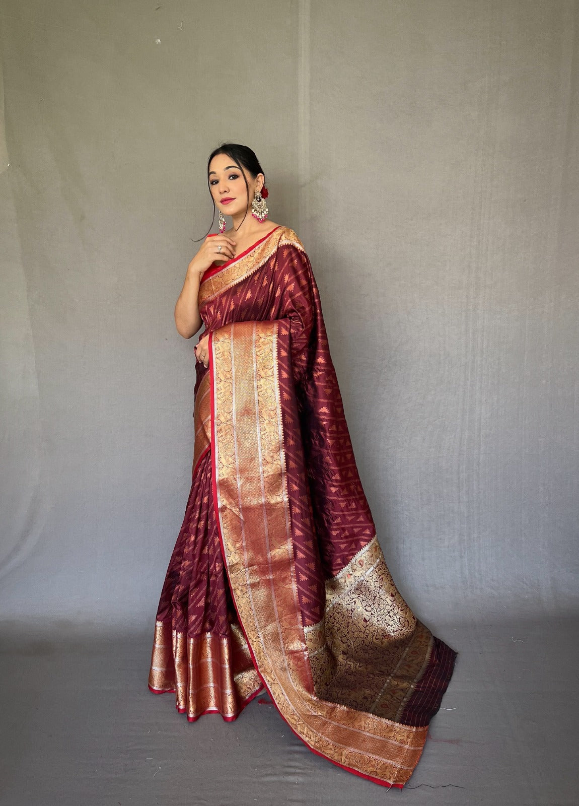 RICH AND INTRICATELY RANI PINK COLOR JACQUARD CONTRAST SILK SAREE