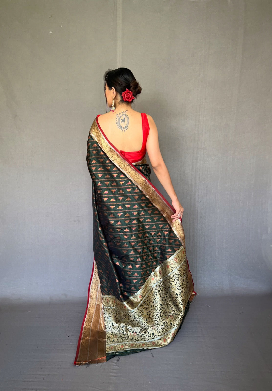 RICH AND INTRICATELY RANI PINK COLOR JACQUARD CONTRAST SILK SAREE